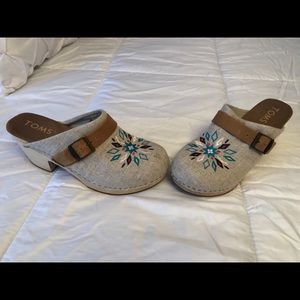 TOM’s Linen Clogs